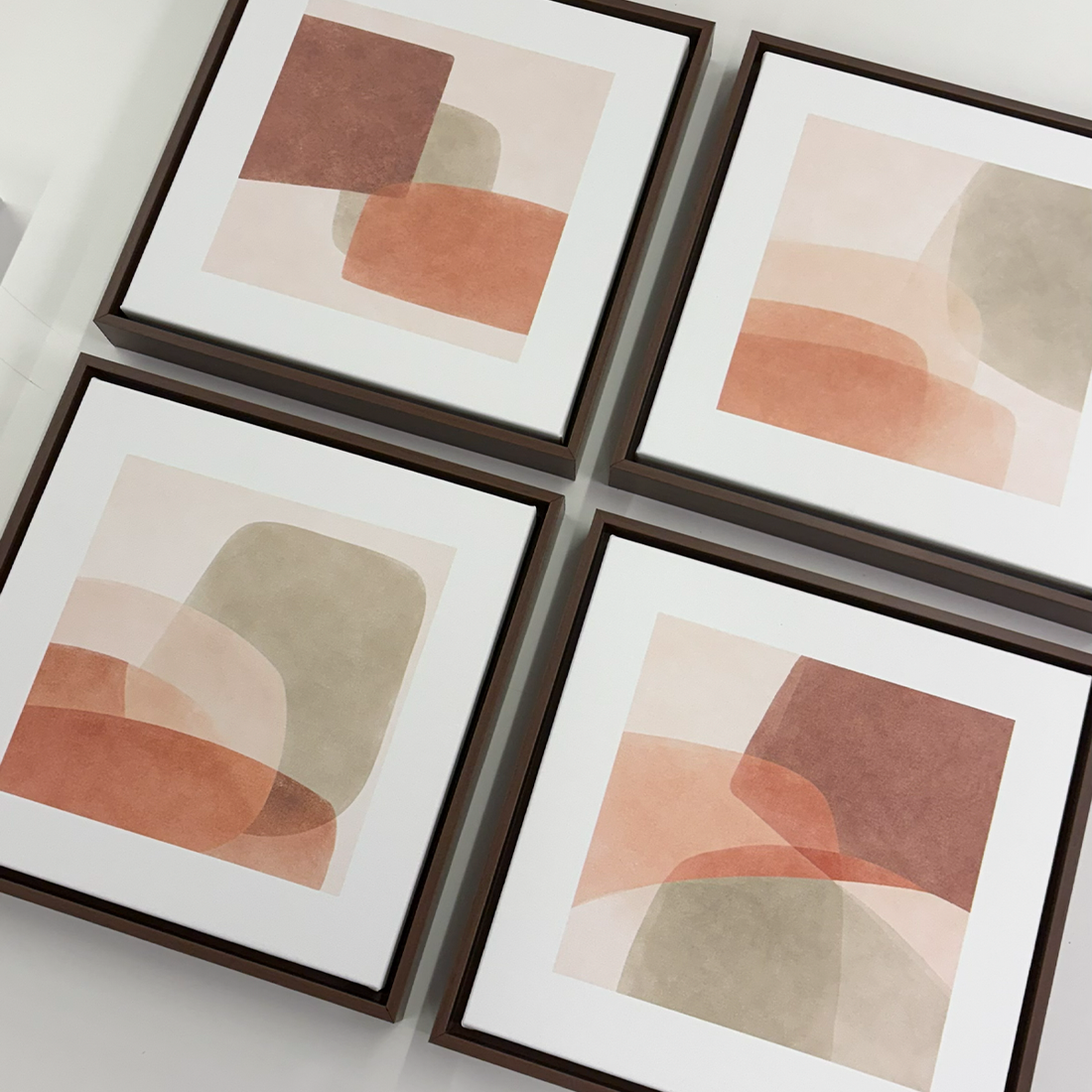 4006 - Composição de 4 Quadros Abstratos em Tons Terrosos Terracota e Bege